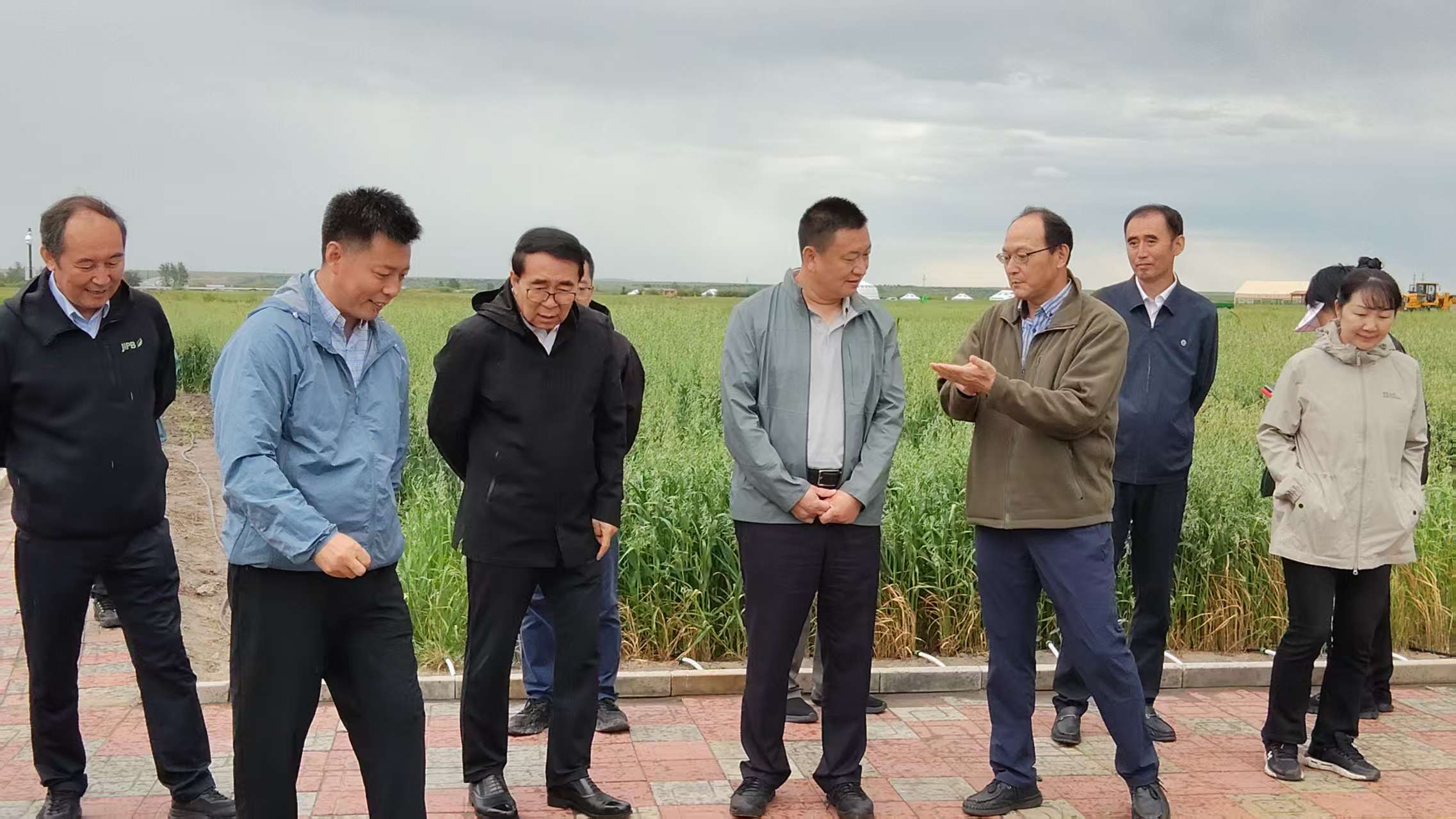 高新技术落地草原构建现代草牧业高质发展模式：中国科学院原院长白春礼一行深入呼伦贝尔核心示范区考察生态草牧业专项